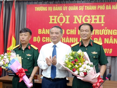 Bí thư Thành ủy Đà Nẵng Trương Quang Nghĩa chúc mừng Đại tá Nguyễn Quốc Hương và Đại tá Trương Chi Lăng.