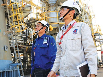 Sau khi áp dụng giải pháp, chủ biên Lê Quốc Việt (áo trắng) thường xuyên cùng nhóm kỹ sư kiểm tra các thông số vận hành tại phân xưởng SWS.