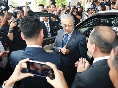 Thủ tướng Malaysia trực tiếp cầm lái chiếc xe do Vinfast sản xuất và khen ngợi: “Xe khoẻ, thiết kế rất đẹp”.