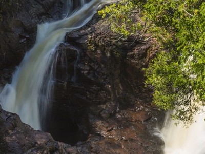 Dòng Brule được chia thành hai nửa trên thác nước, trong đó nhánh bên phải đổ xuống hồ trong khi nhánh còn lại đổ vào hố Devil's Kettle. 