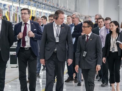 Tiến sĩ Võ Quang Huệ (thứ ba từ phải sang) quyết định đầu quân cho Vingroup để hiện thực hóa giấc mơ xe hơi "made in Vietnam".