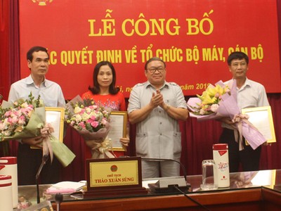 Chủ tịch Hội Nông dân Việt Nam Thào Xuân Sùng trao quyết định bổ nhiệm lãnh đạo Cơ quan Ủy ban Kiểm tra Trung ương Hội Nông dân Việt Nam.