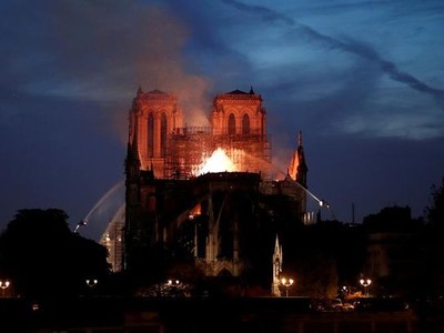 Cháy lớn ở Nhà thờ Đức bà tại Paris, Pháp. Ảnh: Reuters.
