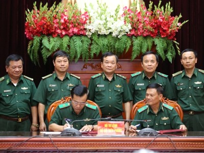 Lãnh đạo Bộ Tư lệnh Bộ đội Biên phòng và Bộ Tham mưu Bộ đội Biên phòng chứng kiến Thiếu tướng Nguyễn Văn Nam và Thiếu tướng Lê Đức Thái ký Biên bản bàn giao.