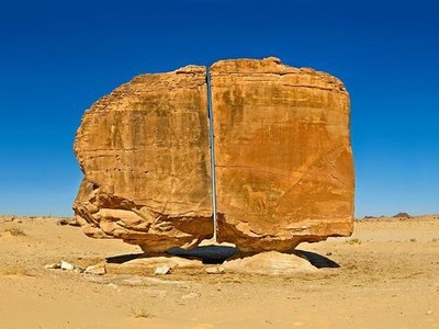 Tảng đá khổng lồ với vết cắt bí ẩn chia thành đôi nửa hoàn hảo.