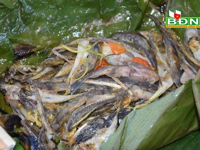 Cá suối bọc lá chuối nướng giữ nguyên được vị tươi ngọt của cá suối.