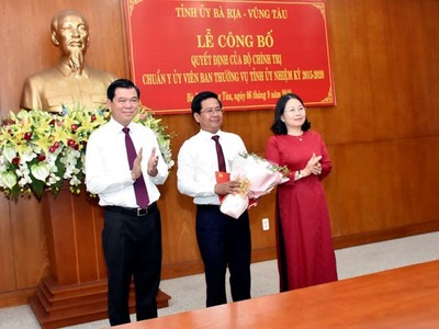 Bí thư Tỉnh ủy, Chủ tịch HĐND tỉnh Bà Rịa - Vũng Tàu Nguyễn Hồng Lĩnh và Phó Bí thư Thường trực Tỉnh ủy Bà Rịa - Vũng Tàu Nguyễn Thị Yến trao quyết định và chúc mừng đồng chí Bùi Chí Thành.