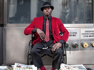 Steeve chọn công việc bán báo vì chán nản với dòng chảy hiện đại. Ảnh: New York Times.