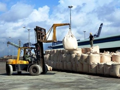 Sự gia tăng của xi măng nhập khẩu, chủ yếu từ Việt Nam đã buộc chính phủ Philippines áp thuế quan đối với nguyên liệu xây dựng này, nhằm bảo vệ ngành công nghiệp trong nước khỏi các doanh nghiệp nước ngoài.