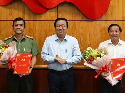 Bí thư Tỉnh ủy, Chủ tịch HĐND tỉnh Long An Phạm Văn Rạnh trao quyết định của Ban Bí thư cho đồng chí Lê Hồng Nam và đồng chí Nguyễn Văn Út.