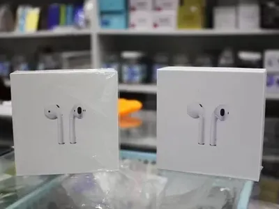 Airpods "nhái" được nhiều người chọn mua vì giá rẻ chỉ bằng 1/10 sản phẩm thật. Ảnh: Bảo Lâm.