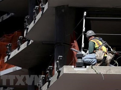 Công nhân làm việc tại một công trường xây dựng ở San Francisco, California, Mỹ. (Ảnh: AFP/TTXVN).