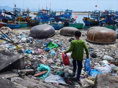 Việt Nam có nguy cơ thành bãi rác nhựa của thế giới vì lượng nhựa phế liệu nhập tăng mạnh.