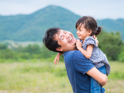 Vì sao bố quấn con gái, mẹ yêu con trai?