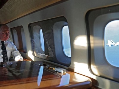 Tổng thống Nga Vladimir Putin ngồi trên chuyên cơ (Ảnh: Sputnik).