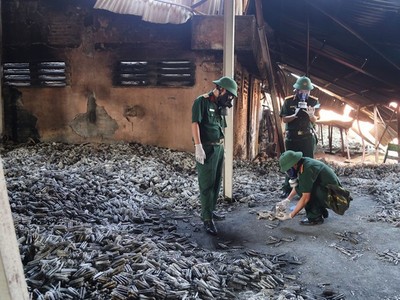 Cán bộ Viện Hóa học Môi trường quân sự lấy mẫu tại hiện trường vụ cháy.