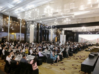 Khán phòng khách sạn JW Marriott chật kín nhà đầu tư.