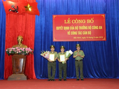 Đại tá Nguyễn Văn Long (giữa) nhận quyết định điều động của Bộ Công an.