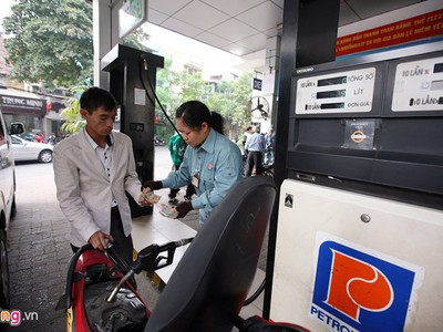 Đây là lần giảm giá xăng thứ tư liên tiếp. Ảnh: Việt Linh.