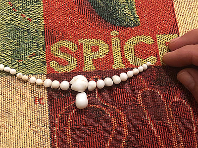 Một số những viên ngọc mà ông Eric tìm thấy trong một con hàu. Ảnh: CBC.