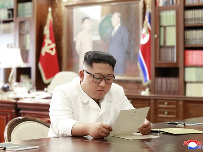 Hình ảnh do truyền thông Triều Tiên công bố, mô tả ông Kim Jong Un đang đọc thư của Tổng thống Trump vào ngày 23/6 tại văn phòng làm việc. Ảnh: Yonhap.