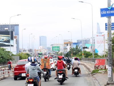 Lưu thông trên cầu Kênh Tẻ thông thoáng hơn. Ảnh: Hữu Nguyên.