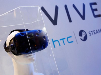 Tai nghe thực tế ảo như Vive chính là điều mà HTC đang nghĩ đến. Ảnh: Reuters