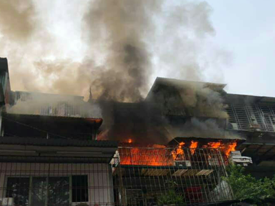 Ngọn lửa cháy rừng rực từ một "chuồng cọp" tại khu tập thể Kim Liên (Ảnh: CTV).