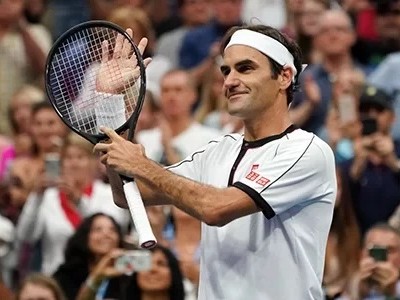 Federer mặc trang phục thi đấu của Uniqlo với hợp đồng quảng cáo trị giá khoảng 300 triệu USD trong 10 năm. Ảnh: AFP.