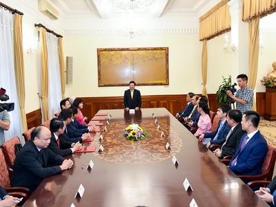 Toàn cảnh lễ trao Quyết định cho 6 tân Đại sứ. Ảnh: VGP.