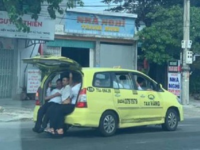 Hình ảnh xe ô tô của hãng taxi Vàng chở 11 người được người dân chụp lại.