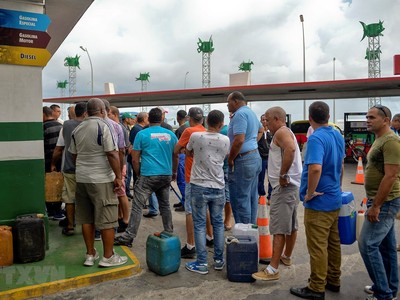 Người dân xếp hàng chờ mua xăng tại trạm xăng ở La Habana, Cuba, ngày 12/9/2019. (Ảnh: AFP/ TTXVN).
