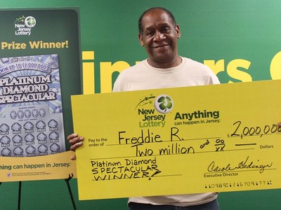 Freddie Robinson cùng giải xổ số 2 triệu đô la của mình hồi năm 2017.