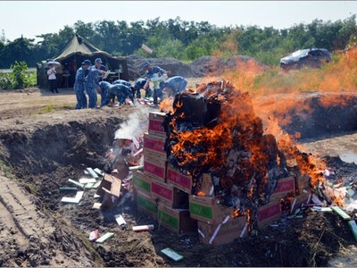Lực lượng chức năng tiến hành tiêu hủy số thuốc lá ngoại nhập lậu theo đúng quy định, bảo đảm an toàn, vệ sinh môi trường.