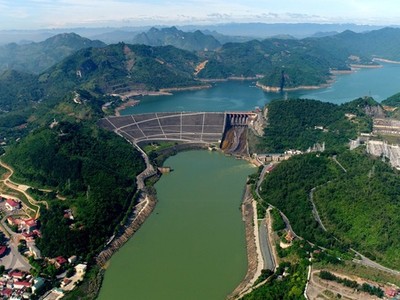 Hồ thuỷ điện Hoà Bình. 