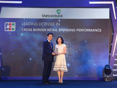 Bà Trần Thị Hạnh, Phó Giám đốc Trung tâm Thẻ Vietcombank nhận giải thưởng do đại diện TCTQT JCB trao tặng.
