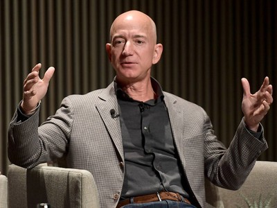 CEO Amazon Jeff Bezos hiện là người giàu nhất thế giới với tổng tài sản 109 tỷ USD, theo Bloomberg Billionaires Index. Ảnh: Getty Images. 