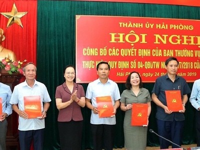 Phó Bí thư Thường trực Thành ủy Hải Phòng trao quyết định cho các Ban, Văn phòng Thành ủy.