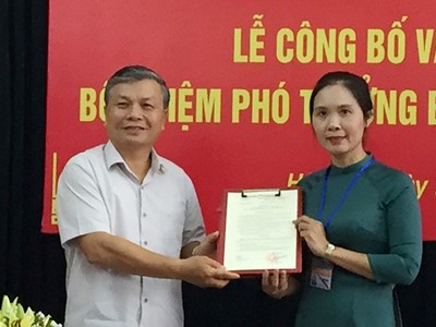 Thứ trưởng Nguyễn Trọng Thừa trao quyết định và chúc mừng đồng chí Trần Thị Minh Nga.