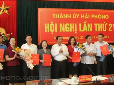Lãnh đạo Thành ủy Hải Phòng trao quyết định và chúc mừng các đồng chí được chỉ định làm Ủy viên Ban Chấp hành Đảng bộ thành phố Hải Phòng.