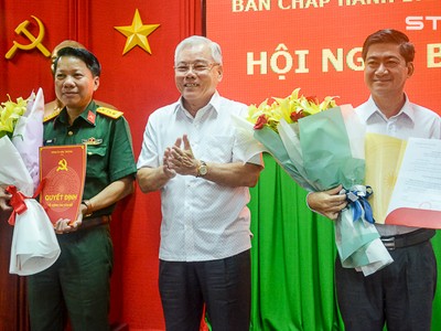 Bí thư Tỉnh ủy Sóc Trăng Phan Văn Sáu trao quyết định và chúc mừng các đồng chí Đỗ Tiến Sỹ, Trần Văn Việt.