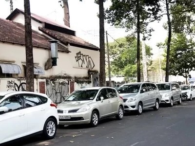 Ôtô đậu dưới lòng đường Huyền Trần Công Chúa có thu phí. Ảnh: Hữu Công.