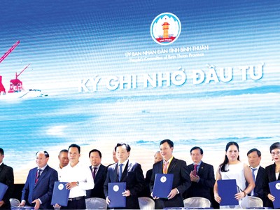 Ông Đỗ Quý Hải (áo trắng) - Chủ tịch HĐQT Tập đoàn Hải Phát và bà Trần Hoài Anh (thứ nhất từ phải sang) - Phó tổng giám đốc Tập đoàn Hải Phát (đại diện liên danh) nhận Biên bản ghi nhớ đầu tư tại Hội nghị xúc tiến đầu tư tỉnh Bình Thuận.