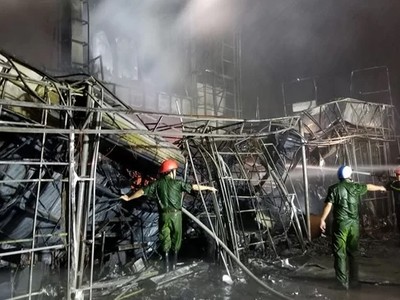 Mặt tiền toà nhà đã bị đổ sập. Ảnh: Giang Chinh.