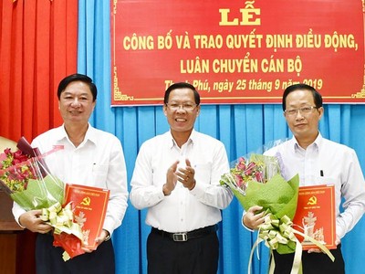 Bí Thư Tỉnh ủy Phan Văn Mãi trao quyết định cho đồng chí Nguyễn Trúc Sơn (bên phải) và đồng chí Lê Văn Khê.