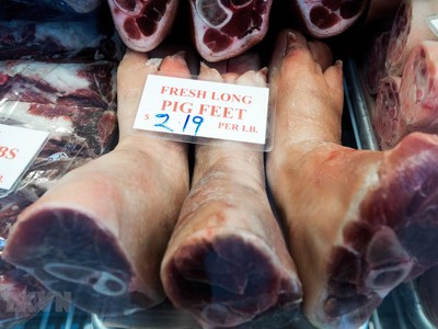 Trong ảnh: Thịt lợn được bày bán tại một khu chợ ở Washington, DC, Mỹ. (Nguồn: AFP/TTXVN).