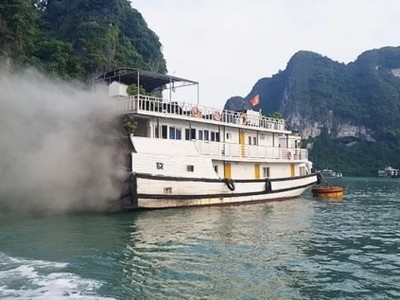 Ngọn lửa xuất phát từ phía đuôi tàu Yến Ngọc. Ảnh: UBND Quảng Ninh.