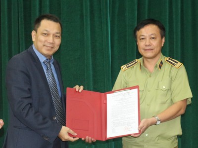 Thứ trưởng Đặng Hoàng An trao quyết định và chúc mừng đồng chí Hoàng Ánh Dương.