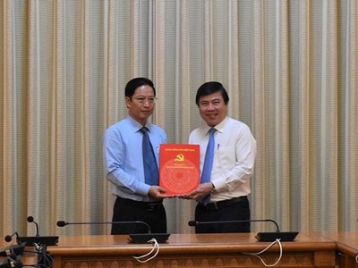 Chủ tịch UBND TP.HCM Nguyễn Thành Phong (phải) trao quyết định bổ nhiệm cho ông Đặng Minh Đạt.