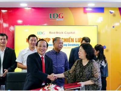 Đại diện quỹ đầu tư quốc tế Red Brick Capital và LDG Group ký kết hợp tác chiến lược.